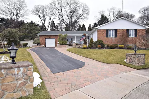 22 Fieldcrest Ln, Farmingdale, NY 11735