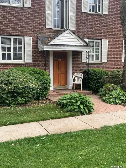 22 Nathan Hale Dr #79A, Huntington, NY 11743