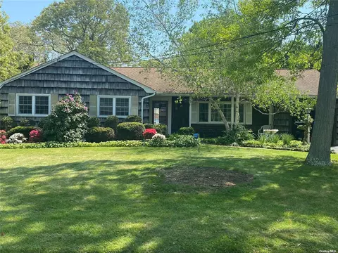 12 Andover Dr, Bohemia, NY 11716