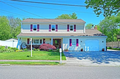 15 Claire Ln, Sayville, NY 11782