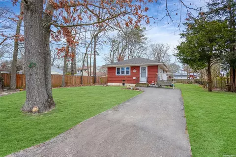 137 Monroe St, Mastic, NY 11950