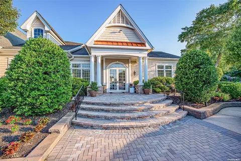 10 Concerto Dr #10, Lake Grove, NY 11755