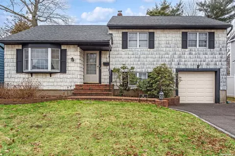 42 Circle Dr, Syosset, NY 11791