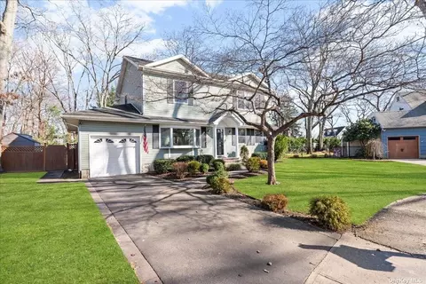 4 Camlon Ct, Huntington, NY 11743