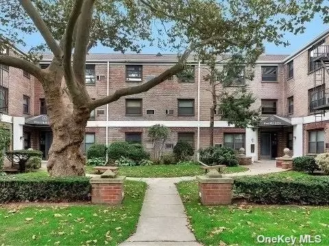 8 W Mill Dr #1F, Great Neck, NY 11021