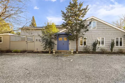 2 E Gate Rd, Lloyd Harbor, NY 11743
