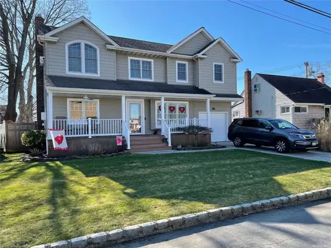 341 29th St, Lindenhurst, NY 11757