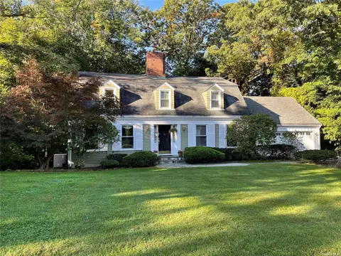 4 Milleridge Ln, Smithtown, NY 11787