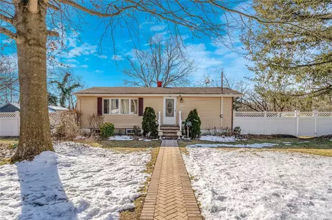 240 Oakland Ave, Central Islip, NY 11722