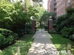 32 Cathedral Ave #3B, Hempstead, NY 11550
