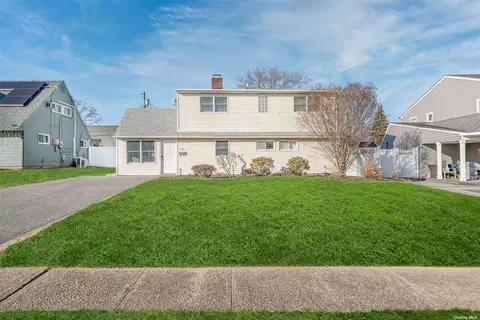 47 Dock Ln, Wantagh, NY 11793