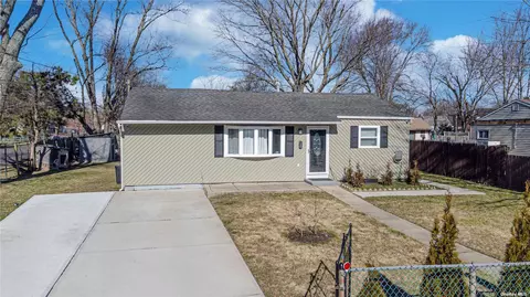 135 Merrill St, Brentwood, NY 11717
