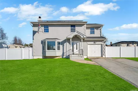 80 Dover St, Massapequa, NY 11758