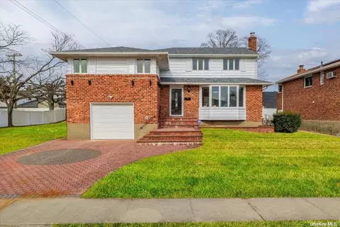 104 Stephen St, Levittown, NY 11756