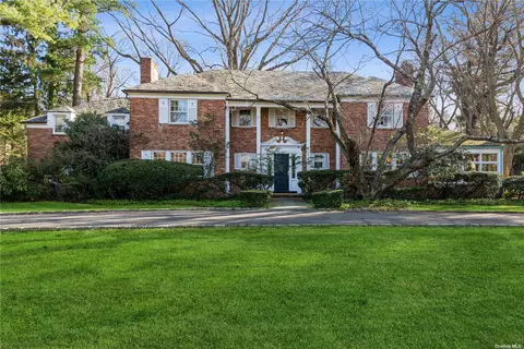 70 Barkers Point Rd, Sands Point, NY 11050