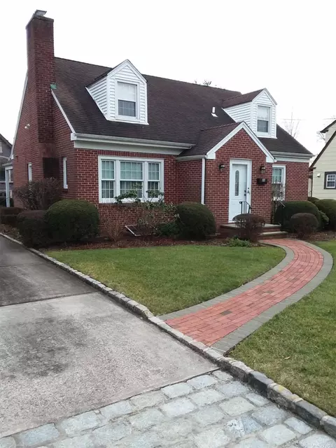 46 Centre Dr, Manhasset, NY 11030