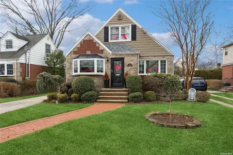 35 Elton Rd N, Garden City, NY 11530