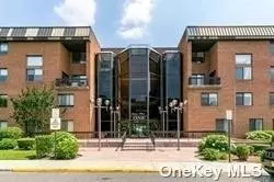 1 Ipswich Ave #122, Great Neck, NY 11021