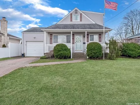 1014 N Clinton Ave, Lindenhurst, NY 11757