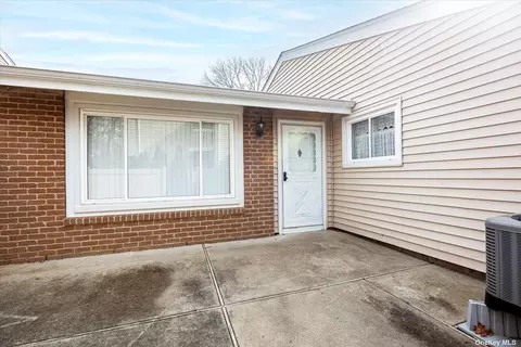 215 Springmeadow Dr #E, Holbrook, NY 11741
