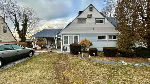 25 Winding Ln, Levittown, NY 11756