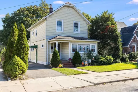550 N 11th St, New Hyde Park, NY 11040