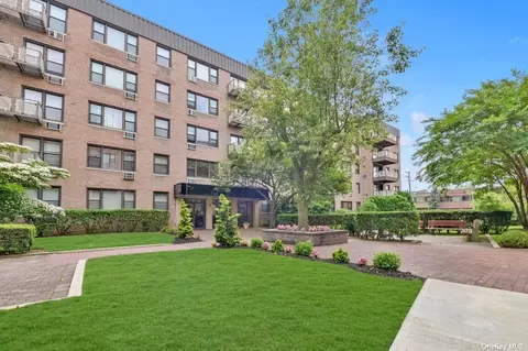 5 Birchwood Ct #1B, Mineola, NY 11501