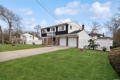 142 Wright St, West Babylon, NY 11704