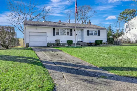 196 Sugarwood Ln, Central Islip, NY 11722