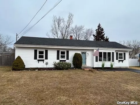 19 Charles St, Selden, NY 11784