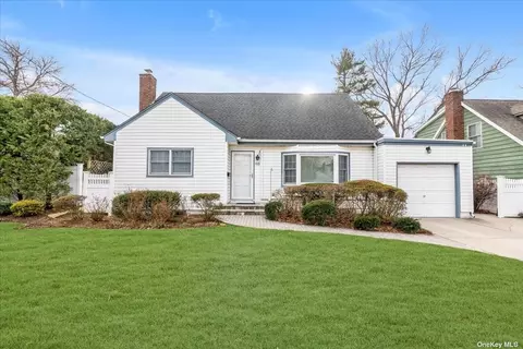 65 Orbach Ave, Malverne, NY 11565