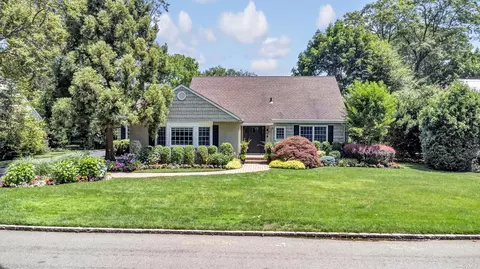 20 Canterbury Ln, East Hills, NY 11577