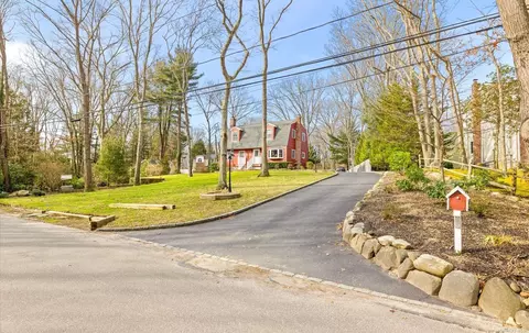 51 Kendrick Ln, Dix Hills, NY 11746