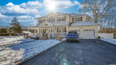 2 Butler Ct, Centereach, NY 11720