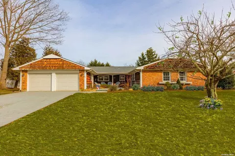 40 Hargrove Dr, Stony Brook, NY 11790