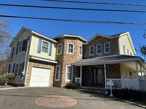 88 Lake Dr, Copiague, NY 11726