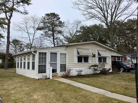 523193 Riverleigh Ave, Riverhead, NY 11901