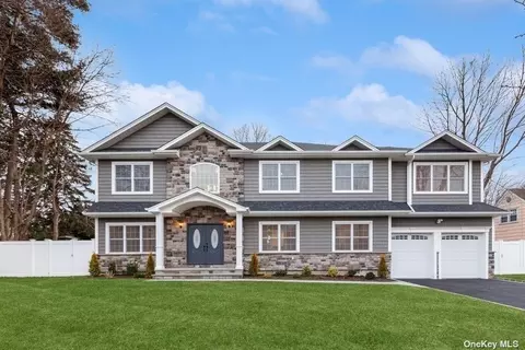 572 Rockland St, Westbury, NY 11590