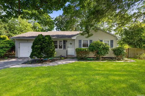 8 Faith Dr, Hampton Bays, NY 11946