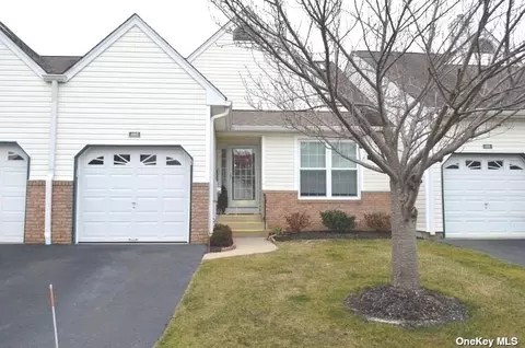402 Constance Ln #402, Port Jefferson Station, NY 11776