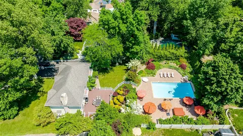 62 Old Tappan Rd, Glen Cove, NY 11542