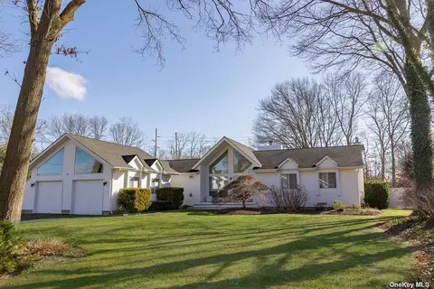 2 Bishop Ln, Holbrook, NY 11741