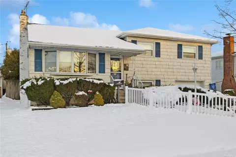 38 Cambridge Dr, Hicksville, NY 11801