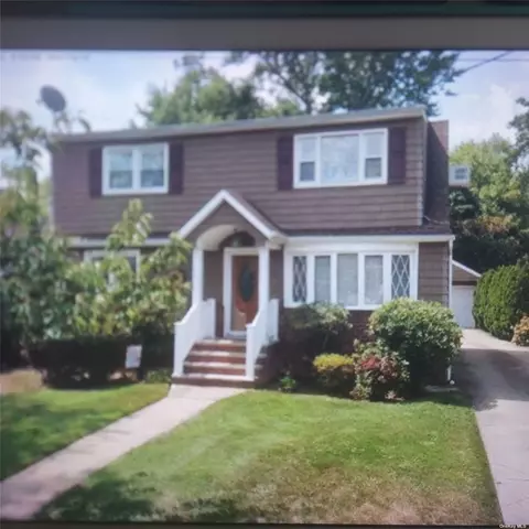 45 Chestnut St, Lynbrook, NY 11563