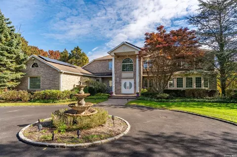 106 Southwoods Rd, Woodbury, NY 11797