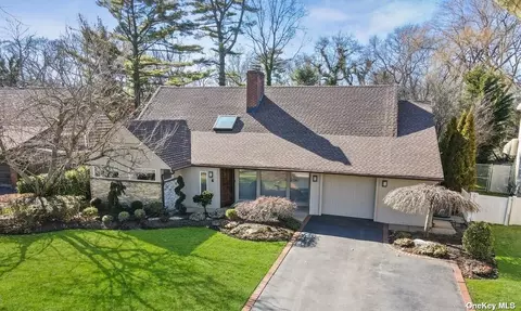 6 Oak Brook Ln, Merrick, NY 11566