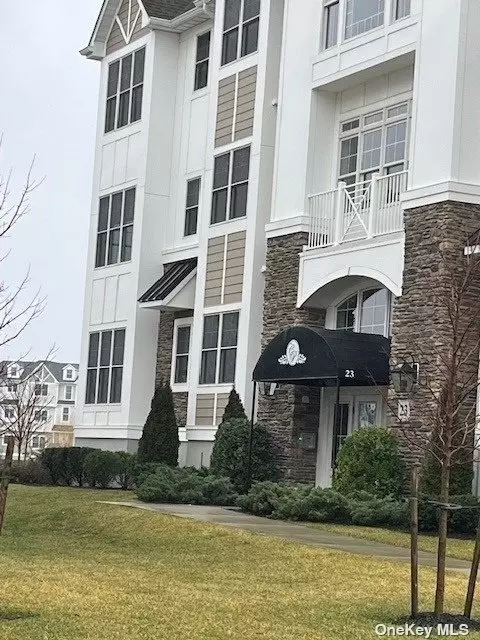 23204 Aspenwood Dr #23204, Plainview, NY 11803
