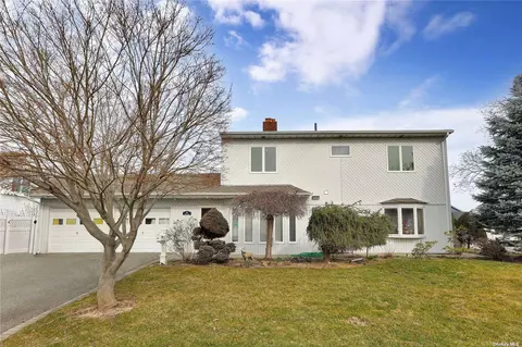 19 Pride Ln, Westbury, NY 11590
