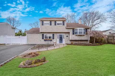 21 Primrose Ln, Kings Park, NY 11754