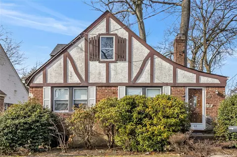22 Hawthorne St, Lynbrook, NY 11563